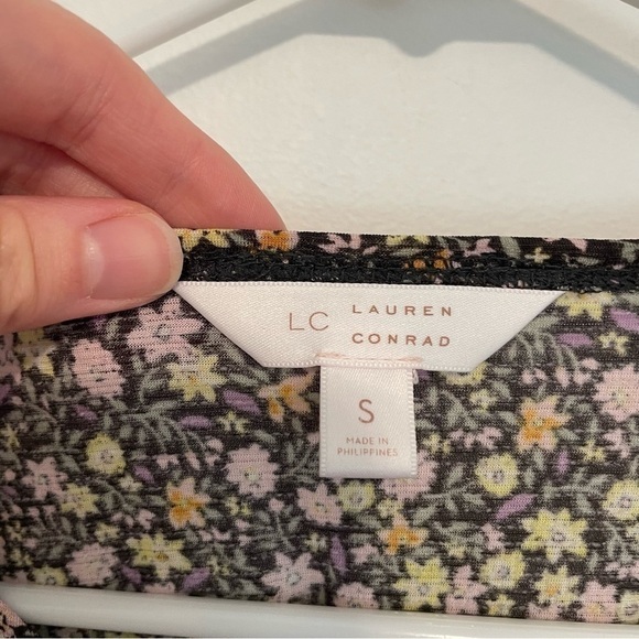 LC LAUREN CONRAD Ruffle Cold Shoulder Top Black Lilac Lavender Multi Floral Boho - Picture 4 of 12